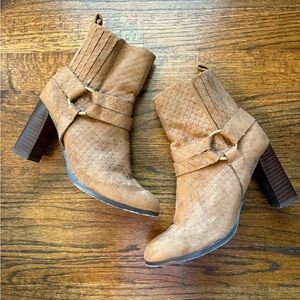 Coconuts by Matisse breakaway brown suede ankle bootie heeled size 6